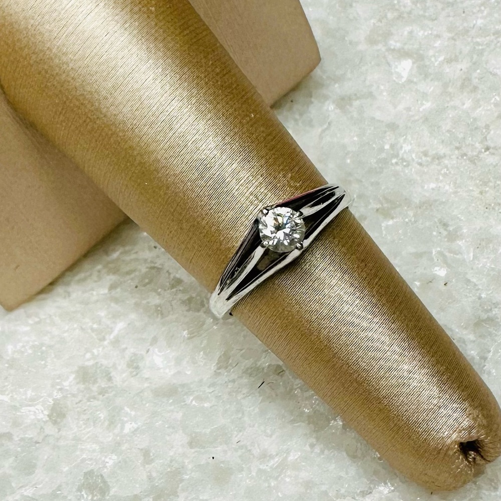 EUC Christian Dior PT900 Platinum .50 ct Diamond Ring - Picture 3 of 17